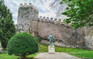 Bragança é uma antiga cidade cujo castelo mantém ainda um núcleo urbano medieval dentro das muralhas. 1 Bragança