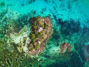Seychelles, com ares de país Tropical, é um país insular formado por 115 ilhas no Oceano Índico. 1 Praslin, Seychelles