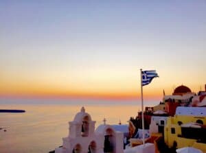 Santorini e suas casas brancas de cúpulas azuis e casas escavadas nas rochas de uma caldeira vulcânica. 2 Santorini