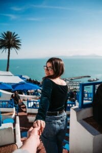 Tunis é considerada como a mais bem conservada cidade árabe antiga, mas, ao mesmo tempo, é também uma moderna metrópole em expansão. 1 Tunis
